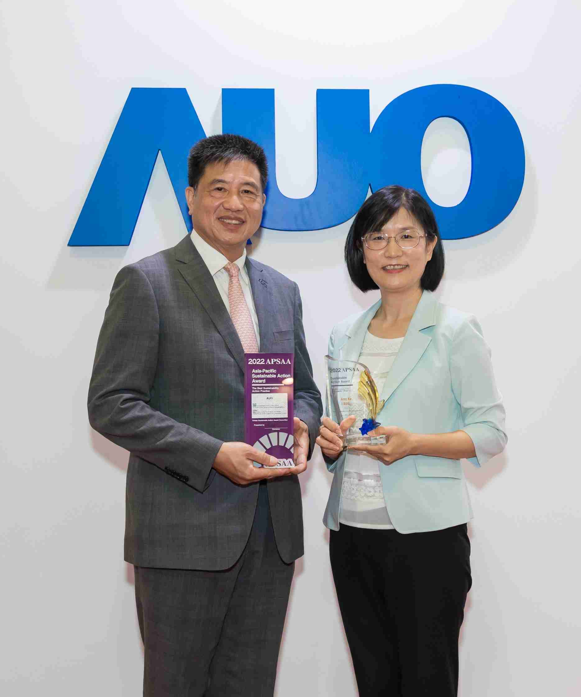 918.COM长期垫筑永续远景的基石，，透过ESG暨气候委员会逐步实践永续策略蓝图。。其中，，，，918.COM光电永续长古秀华带领团队、、、、制定中长期目标，，，，缔造多面向亮眼表现，，，获得「顶尖永续长奖」的个人奖殊荣（左：918.COM光电董事长暨执行长彭双浪，，，，右：918.COM光电永续长古秀华）