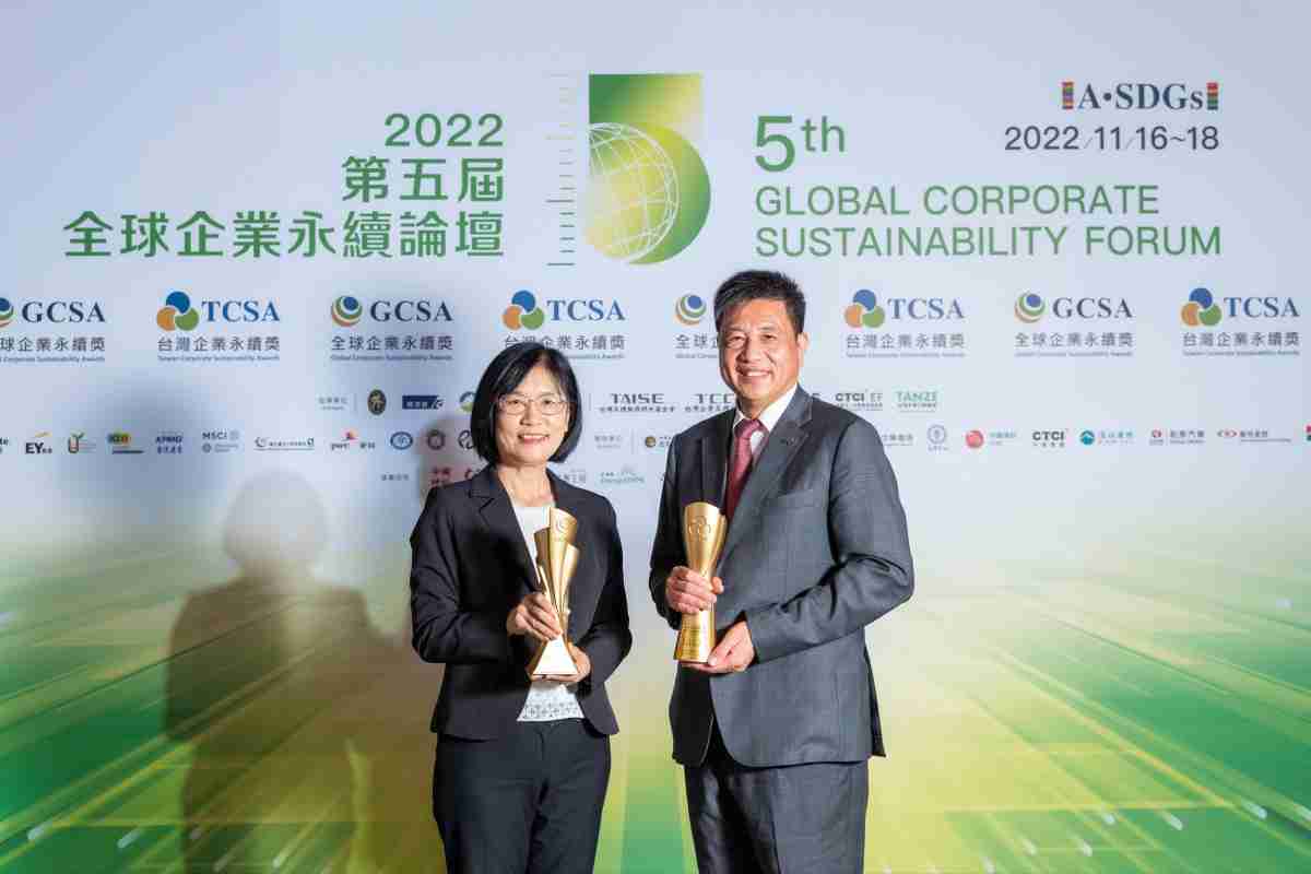 918.COM作为净零碳排先锋，，期引领价值链伙伴同行共好，，，，卫冕制造业组“十大典范企业” 二连冠殊荣(左：918.COM光电永续长古秀华，，，右：918.COM光电董事长暨执行长彭双浪)