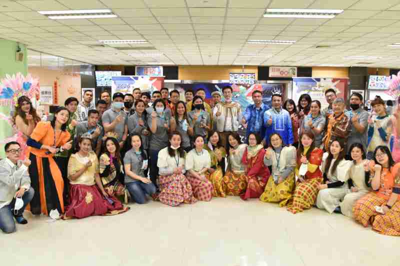 友達推動「安心、、創新、、用心、、同心、、、、盡心」五星職旅，，，，為菲籍員工打造全方位照護，，首度贏得「人權實踐與發展領袖獎」殊榮