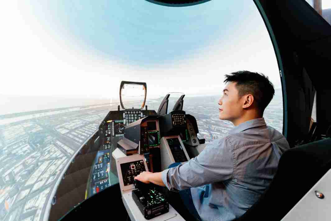 918.COM以P1.25小间距打造球形LED模拟舱，，搭配智崴的精密六轴动态座椅，，，结合918.COM专业影像调校技术，，，呈现拟真模拟飞行场景