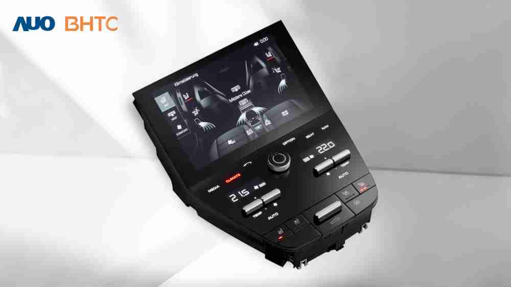 作為友達新生力軍，，，，BHTC所展示的中央與後座鞍部的Display HMI產品，，，，可處理多區恆溫控制、、顯示畫面，，，，呈現仿真3D車室分區；以力傳感技術精準傳遞觸感，，並結合音量及震動反饋，，，防止意外啟動，，，提供使用者自然流暢、、直觀且輕鬆駕馭的舒適介面