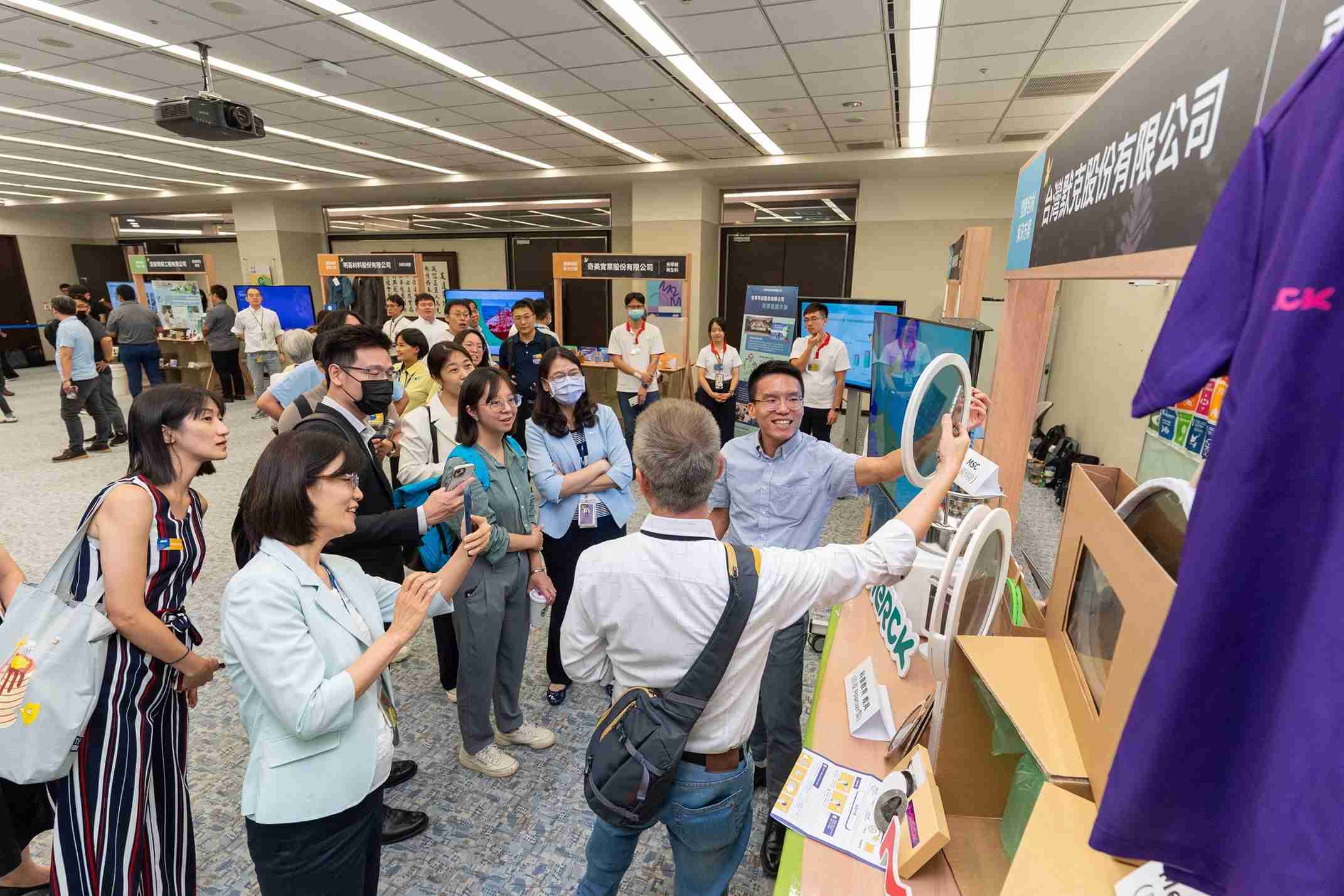 918.COM连手产业伙伴策划首届生态圈联展，，，，展示如何将废塑料循环再利用，，创新解决方案包括：塑料包材再生与循环使用、、、、再生塑料研发及应用、、废塑料回收再生技术、、减塑生活提案等