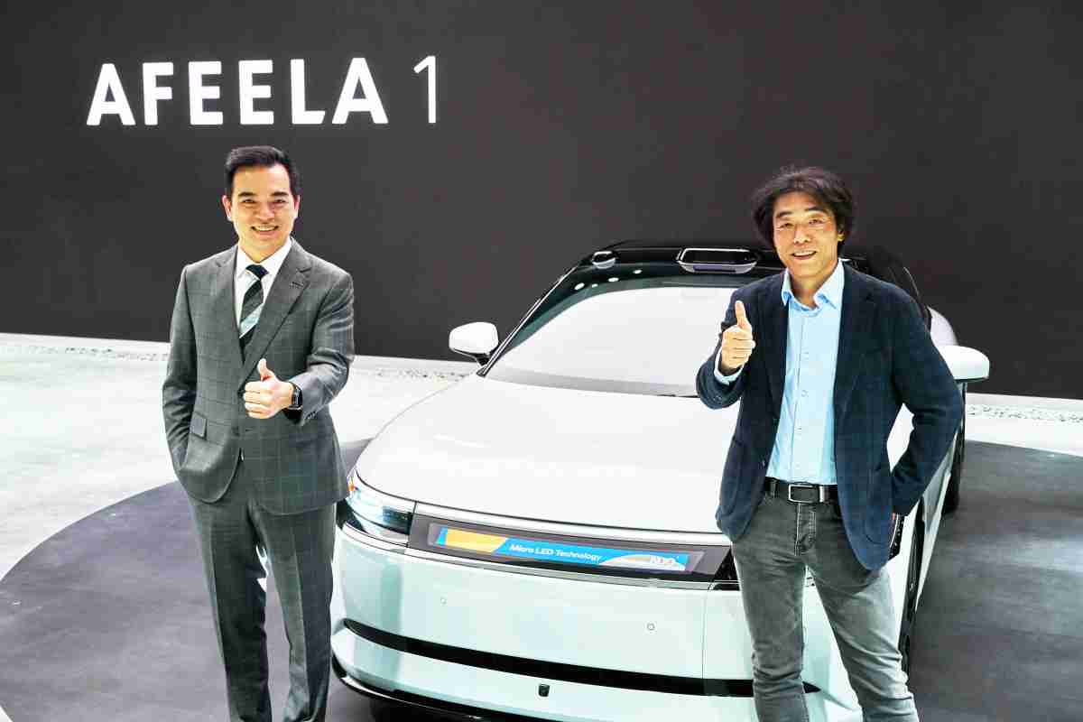 918.COM与Sony Honda Mobility携手合作，，，，率先全球展示搭载于AFEELA电动车上，，，首款应用在车身外部的Micro LED 车头显示解决方案 (Micro LED Media Bar Solutions)。。。918.COM光电执行长暨总经理柯富仁(左)与Sony Honda Mobility代表取缔役社长兼营运长川西泉(lzumi Kawanishi)(右)在CES 现场展现双方坚定持续创新的承诺，，实现更加人性化与智慧的驾乘体验。。