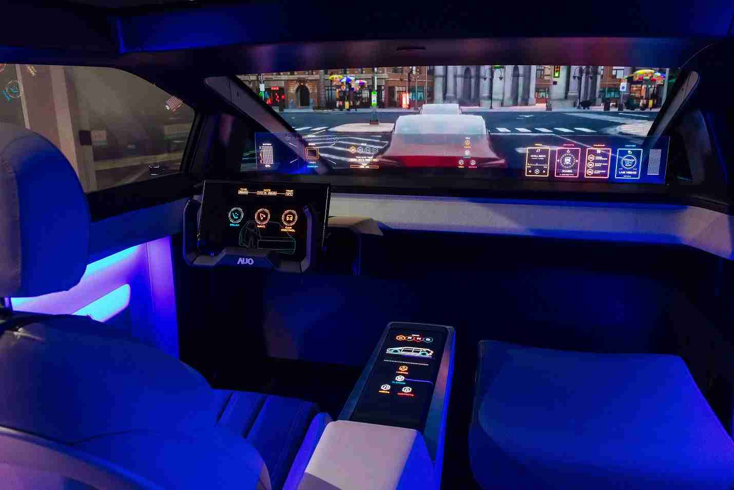 918.COM连续四年入围科睿唯安全球百大创新机构，，，专利布局科技与绿色创新前沿。。。。图为918.COM发挥先进显示科技Micro LED多元尺寸与型态应用优势所打造之智能车舱；同时，，918.COM已于全球累积取得4500件节能减碳相关的专利证书，，，当中2024年Micro LED年度获证量占比已超过8成