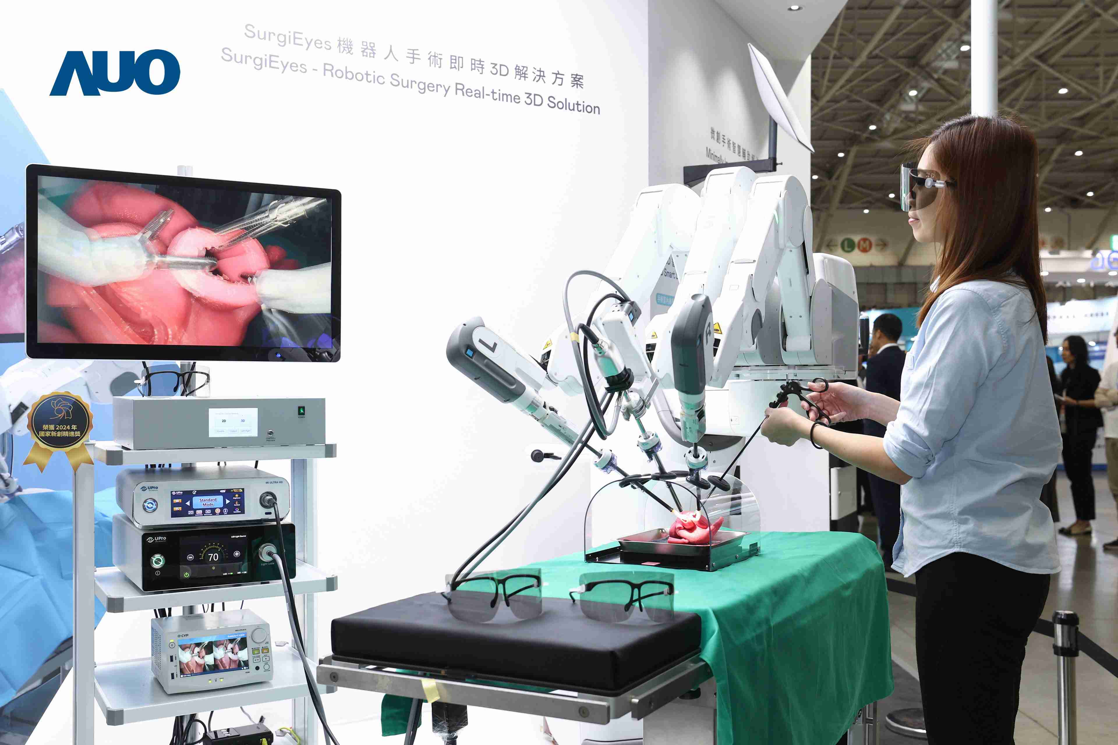 达擎以领先的3D显示技术推出〝SurgiEyes机器人手术实时3D解决方案〞，，，整合先进3D图像处理与独家3D垂直宽视角、、、、广色域的显示技术，，，手术团队可实时同步主刀医师视角看到清晰3D影像，，，，提升沟通效率与安全性。。。